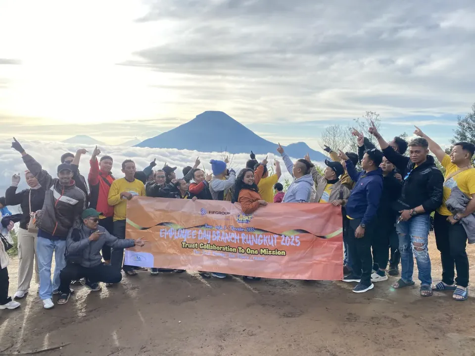 Rombongan FIFGROUP Branch Rungkut menikmati sunrise di atas awan, Dieng