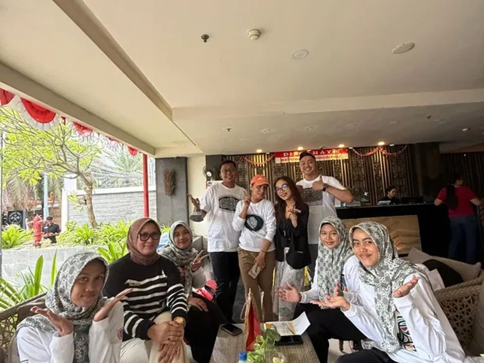 Tim Pesona Cemerlang Tour saat mendampingi rombongan