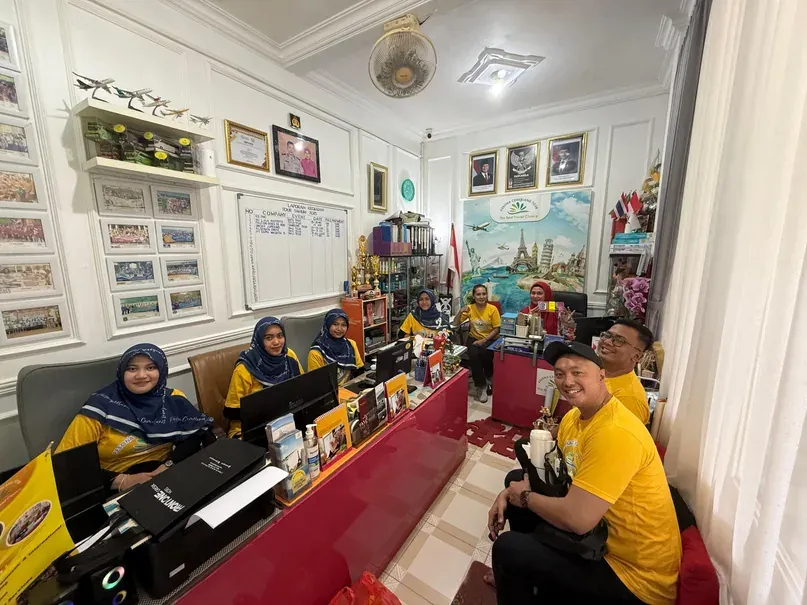 Tim Pesona Cemerlang Tour di kantor