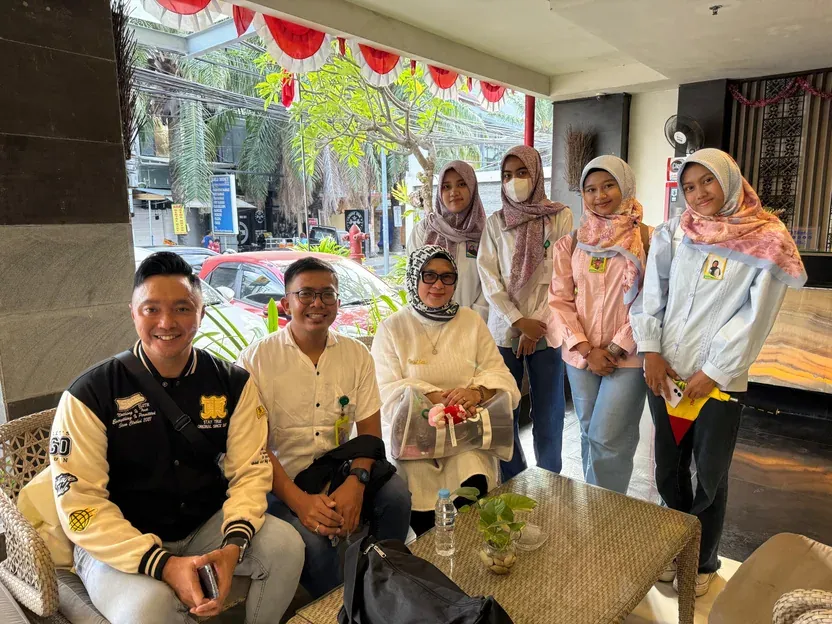 Tim Pesona Cemerlang Tour bersama klien